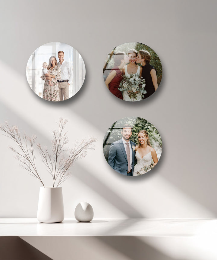 Personalized round glass wall décor with family portraits