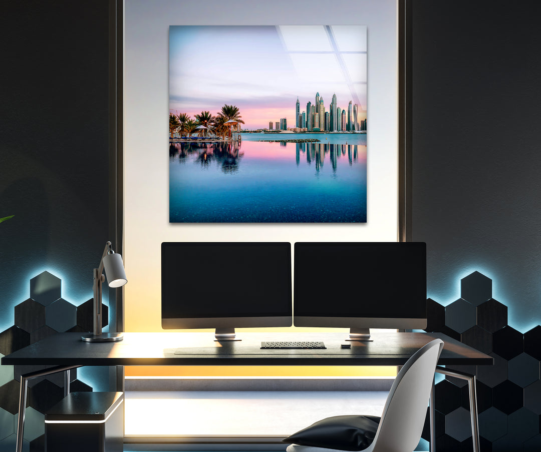 Glaswandkunst mit der Skyline von Dubai – Majestätischer Blick auf die berühmte Palm Jumeirah und die Wolkenkratzer