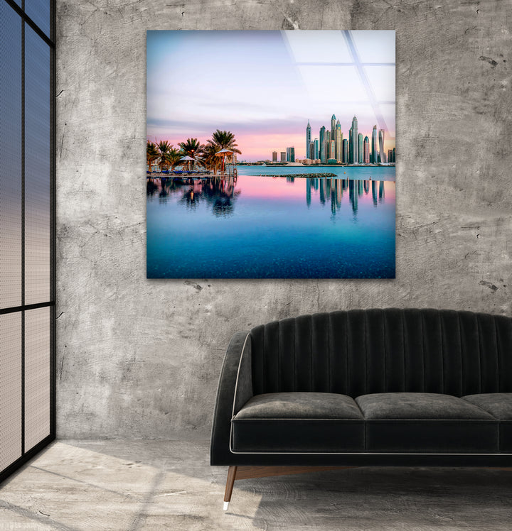 Glaswandkunst mit der Skyline von Dubai – Majestätischer Blick auf die berühmte Palm Jumeirah und die Wolkenkratzer