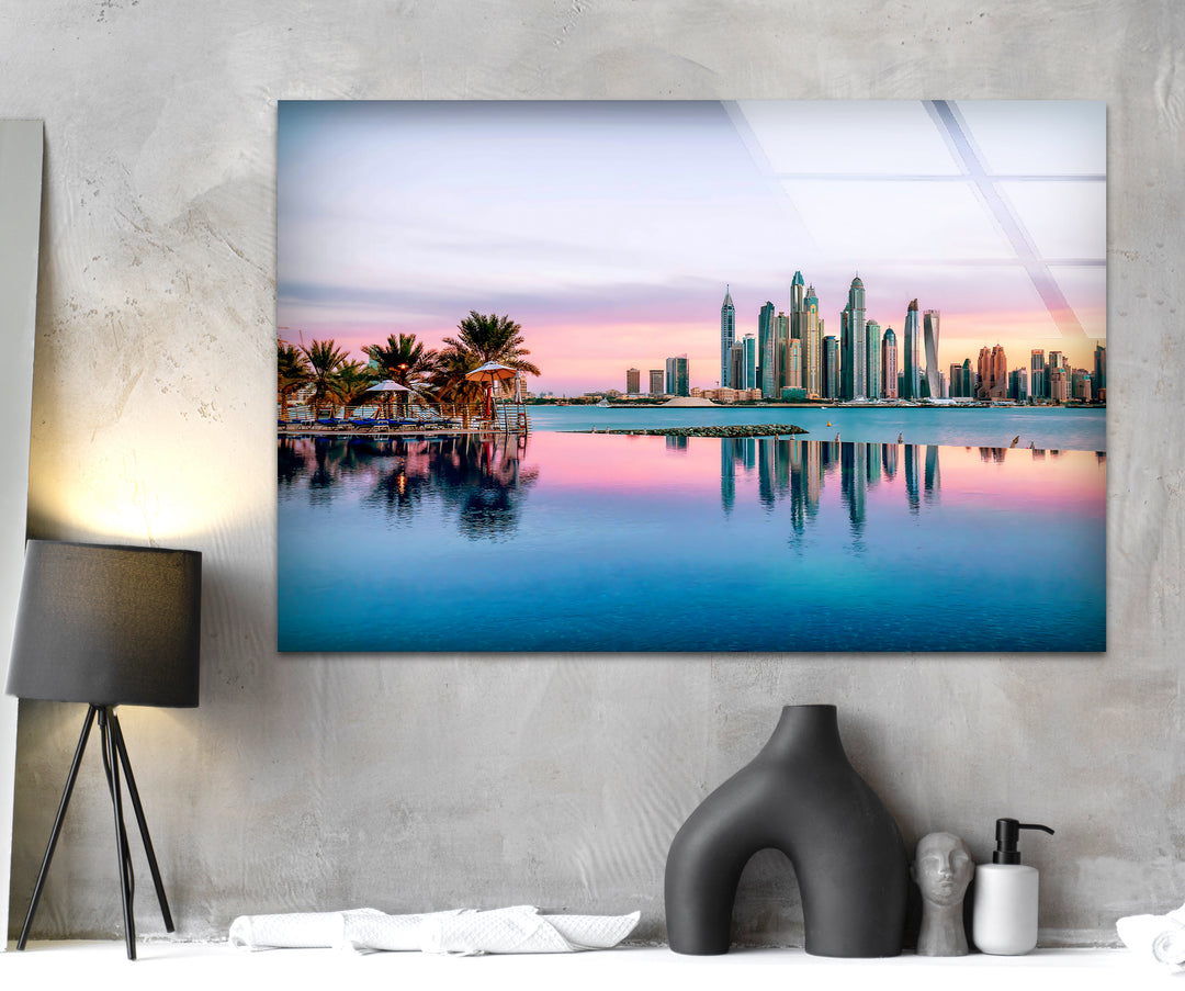 Glaswandkunst mit der Skyline von Dubai – Majestätischer Blick auf die berühmte Palm Jumeirah und die Wolkenkratzer