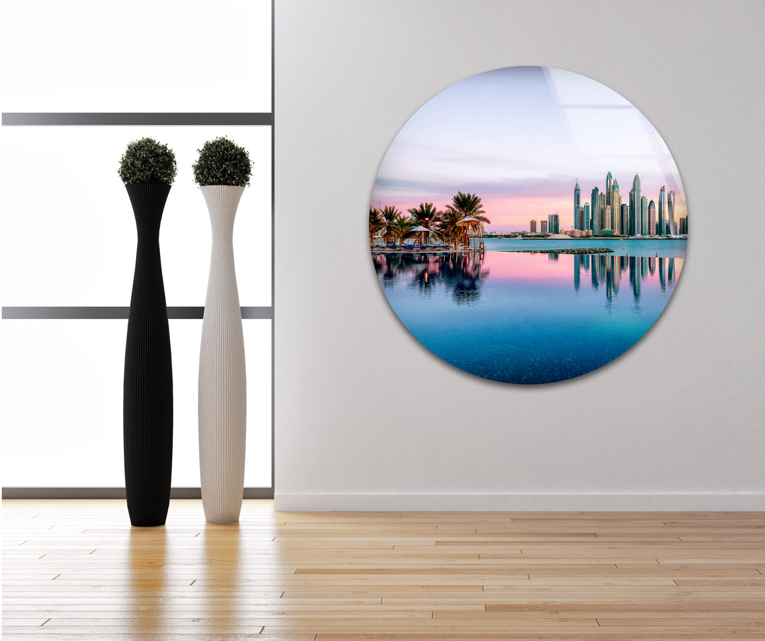Glaswandkunst mit der Skyline von Dubai – Majestätischer Blick auf die berühmte Palm Jumeirah und die Wolkenkratzer