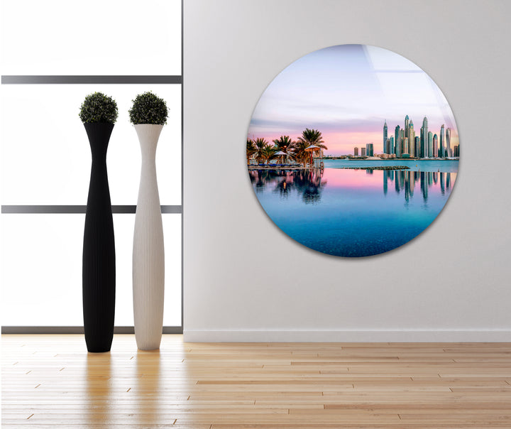 Glaswandkunst mit der Skyline von Dubai – Majestätischer Blick auf die berühmte Palm Jumeirah und die Wolkenkratzer