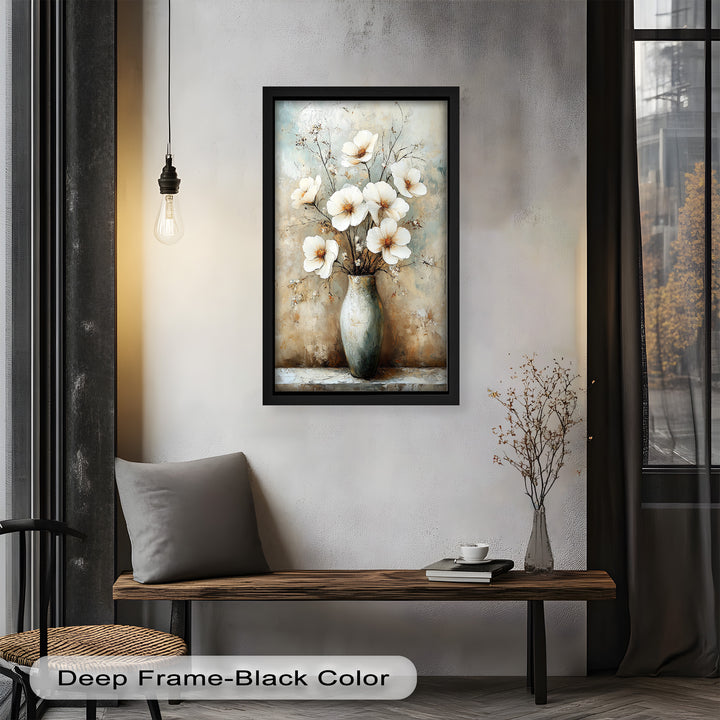 Elfenbeinfarbene Blütenblätter in antiker Vase – Elegantes Blumenölgemälde
