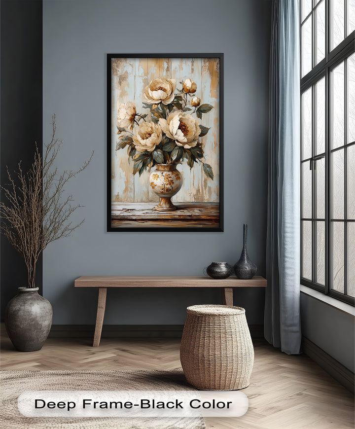 Cremefarbene Pfingstrosen in verzierter Vase - Blumenölgemälde