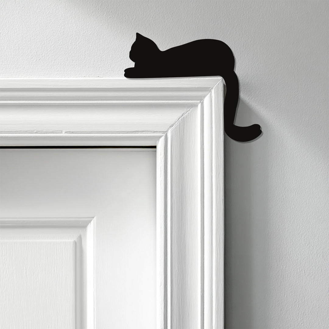 قطة مسترخية – ديكور مدفأة معدني بسيط