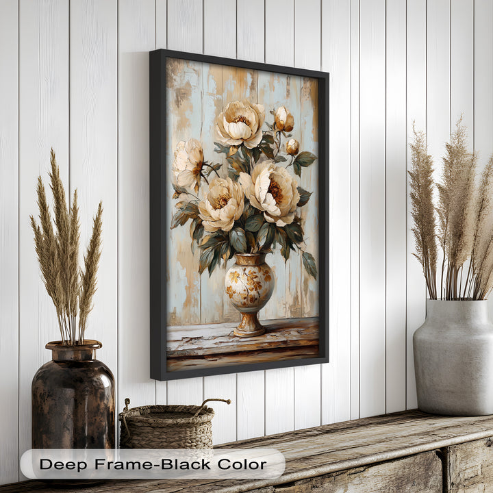 Cremefarbene Pfingstrosen in verzierter Vase - Blumenölgemälde
