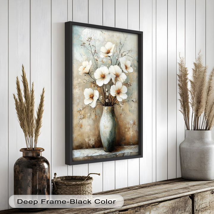 Elfenbeinfarbene Blütenblätter in antiker Vase – Elegantes Blumenölgemälde