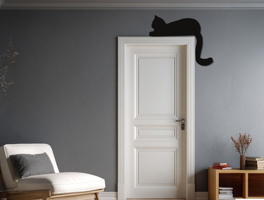 قطة مسترخية – ديكور مدفأة معدني بسيط