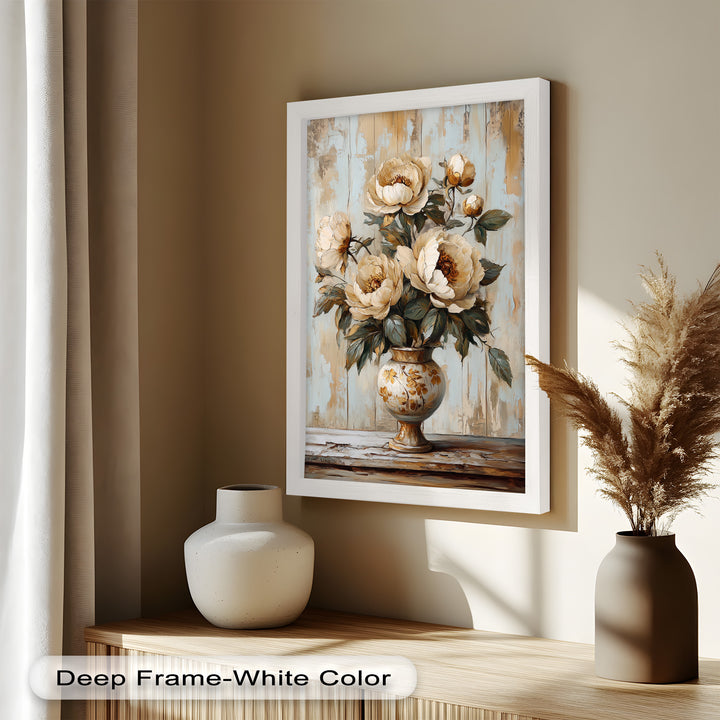 Cremefarbene Pfingstrosen in verzierter Vase - Blumenölgemälde