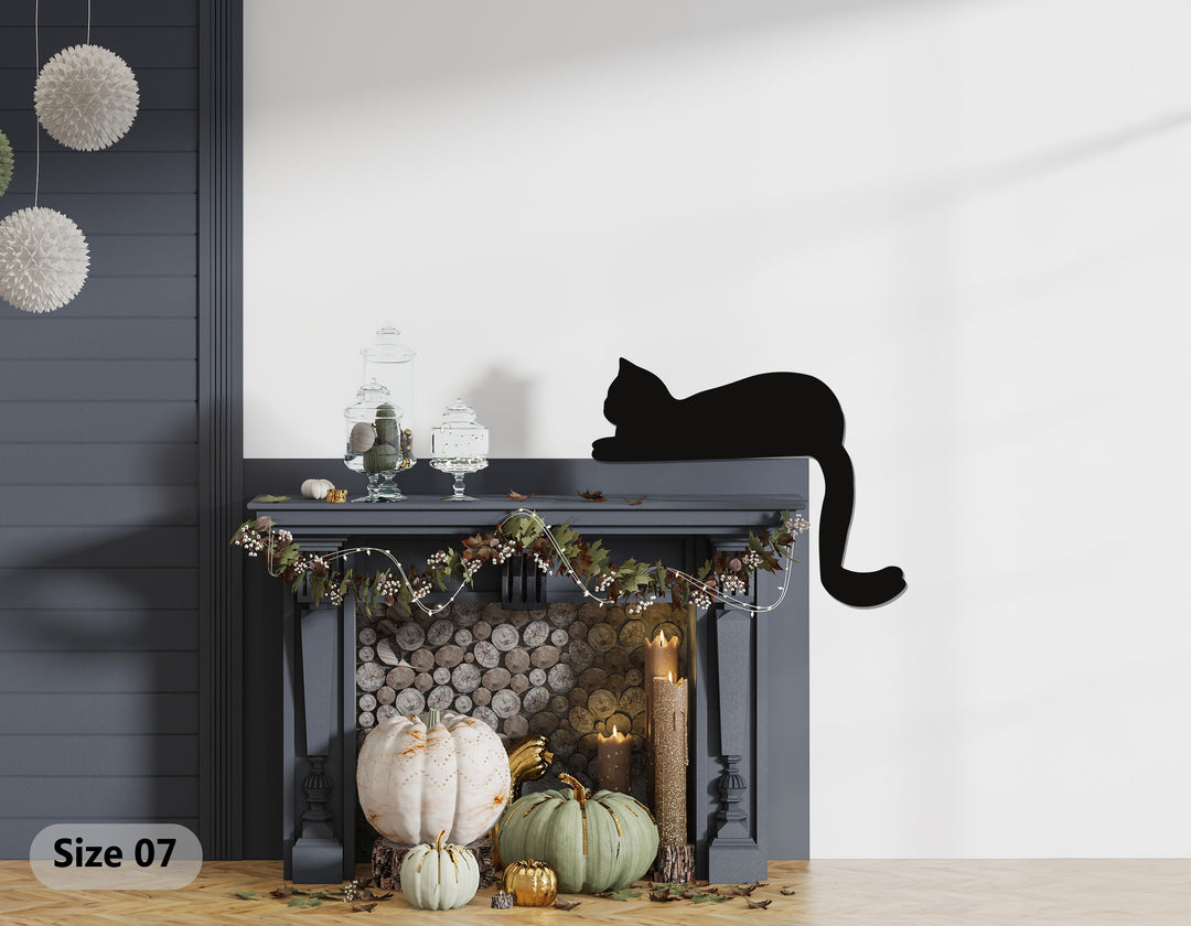 قطة مسترخية – ديكور مدفأة معدني بسيط