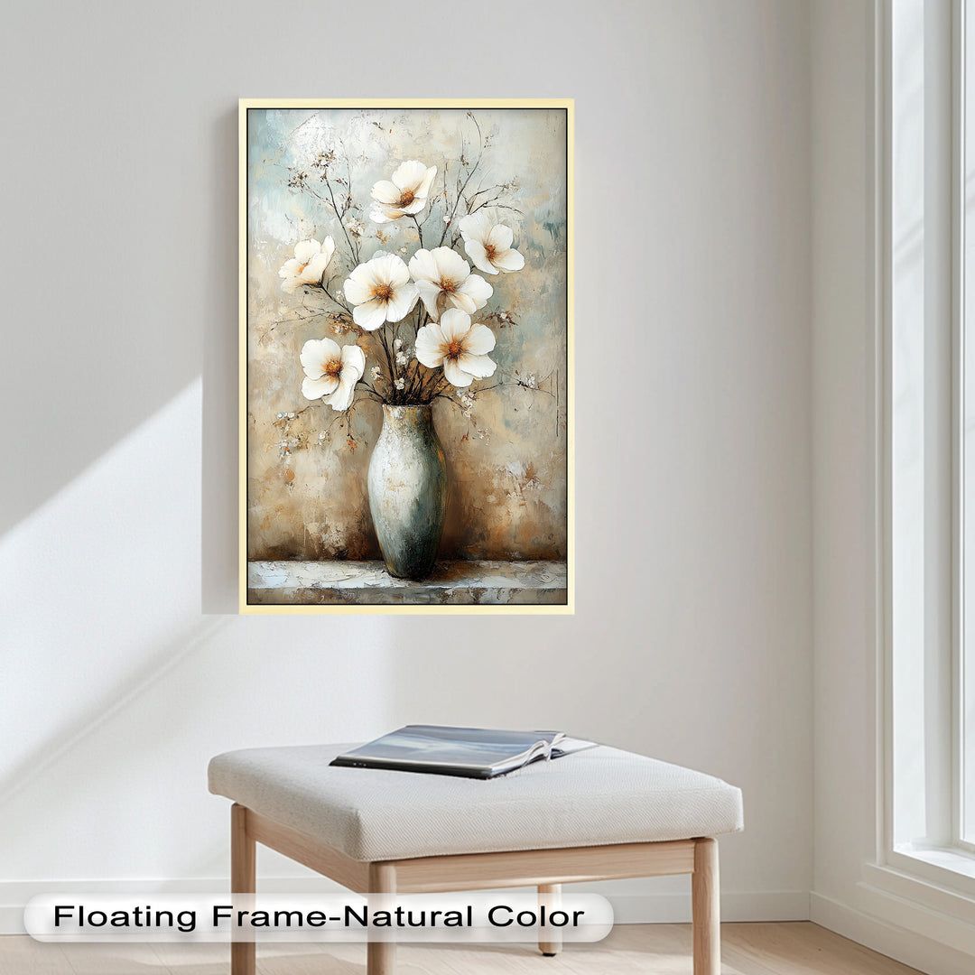 Elfenbeinfarbene Blütenblätter in antiker Vase – Elegantes Blumenölgemälde