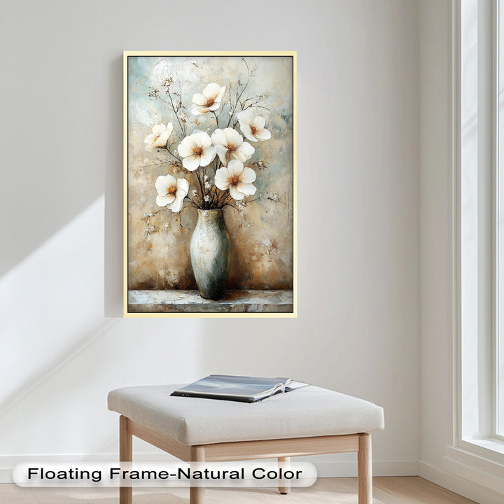 Elfenbeinfarbene Blütenblätter in antiker Vase – Elegantes Blumenölgemälde