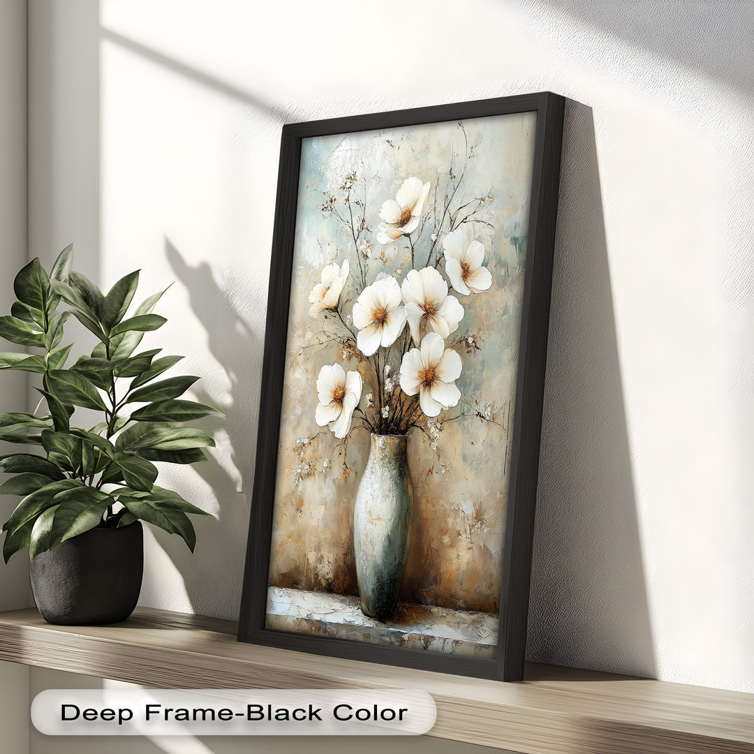 Elfenbeinfarbene Blütenblätter in antiker Vase – Elegantes Blumenölgemälde