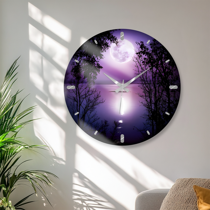 Lila Vollmond-Glas-Wanduhr – Mondschein-See-Dekor