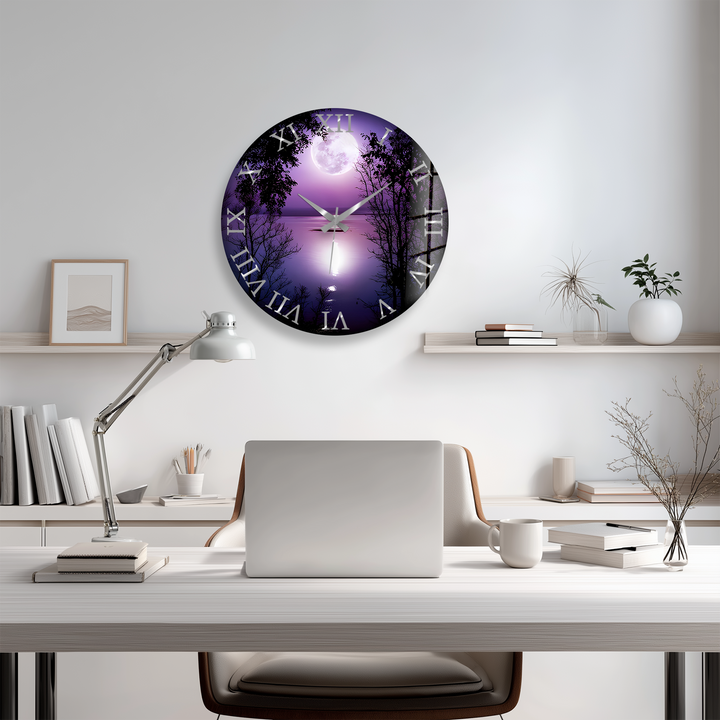 Lila Vollmond-Glas-Wanduhr – Mondschein-See-Dekor