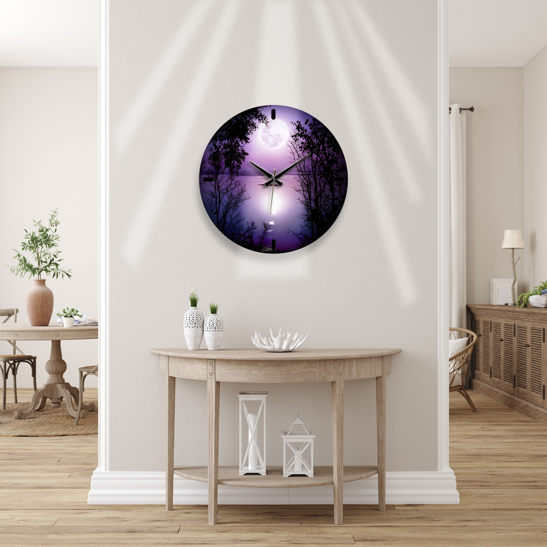 Lila Vollmond-Glas-Wanduhr – Mondschein-See-Dekor