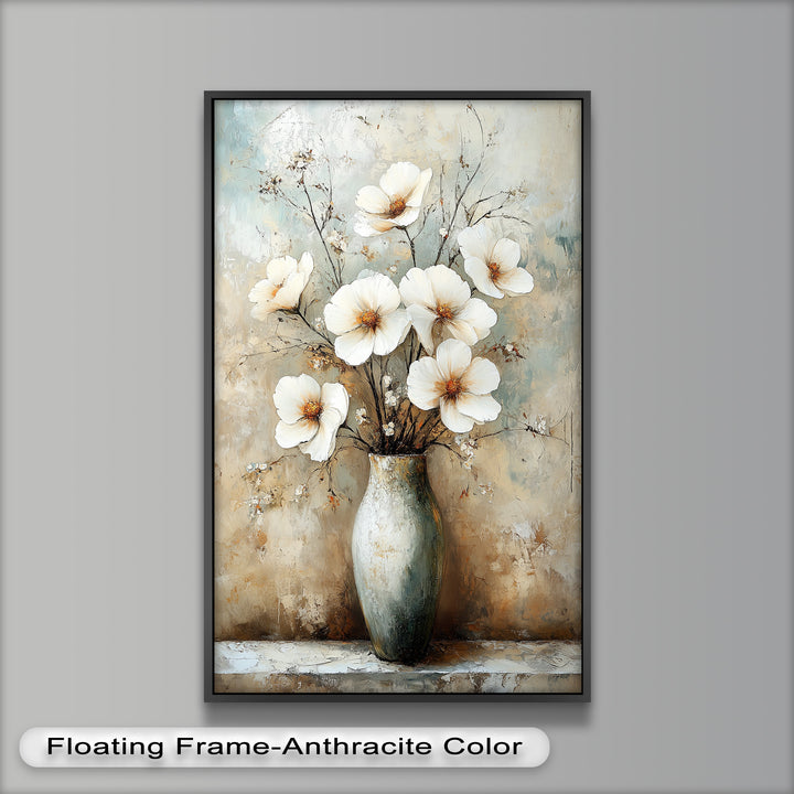 Elfenbeinfarbene Blütenblätter in antiker Vase – Elegantes Blumenölgemälde