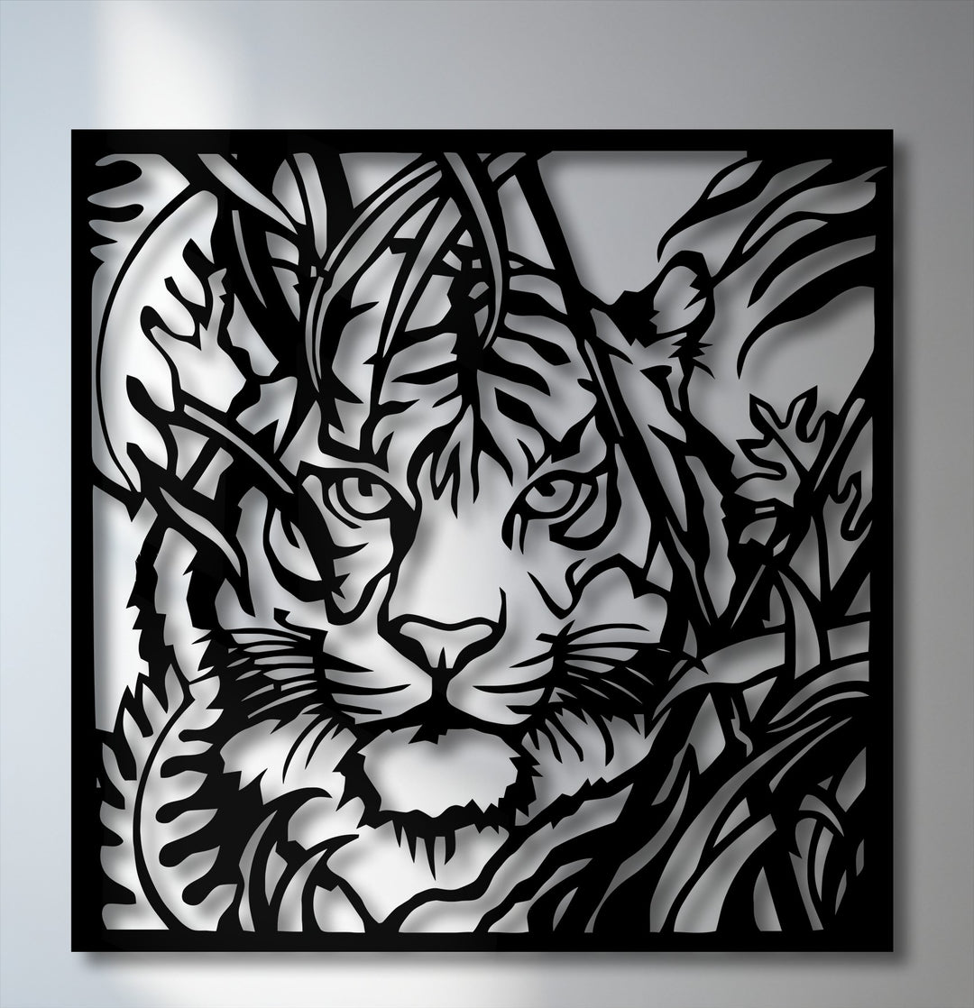 The matte black finish of this metal tiger decoration wall art beautifully showcases the intricate jungle foliage design.