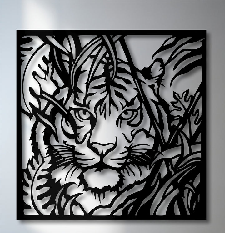 The matte black finish of this metal tiger decoration wall art beautifully showcases the intricate jungle foliage design.