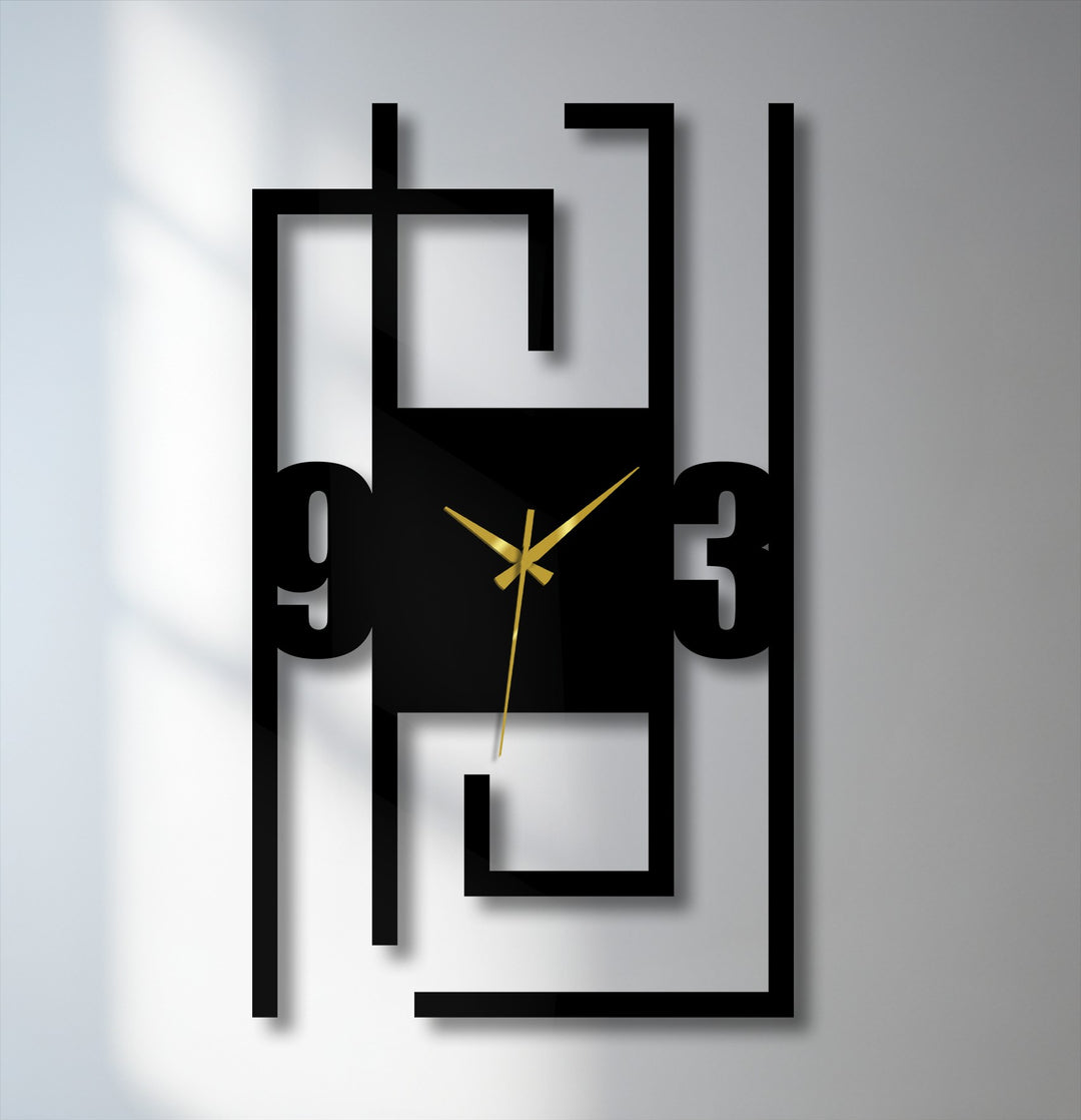 Featuring the organic forms of a modern numeric metal wall clock, the abstract line frame offers an unusual twist on home decoration.