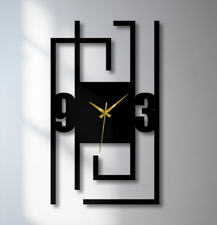 Featuring the organic forms of a modern numeric metal wall clock, the abstract line frame offers an unusual twist on home decoration.