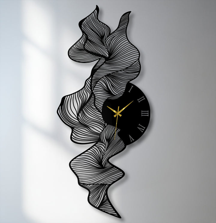 Evoking a sense of artistic elegance, the flowing abstract wave design of this metal decoration wall art creates a modern yet sophisticated mood.