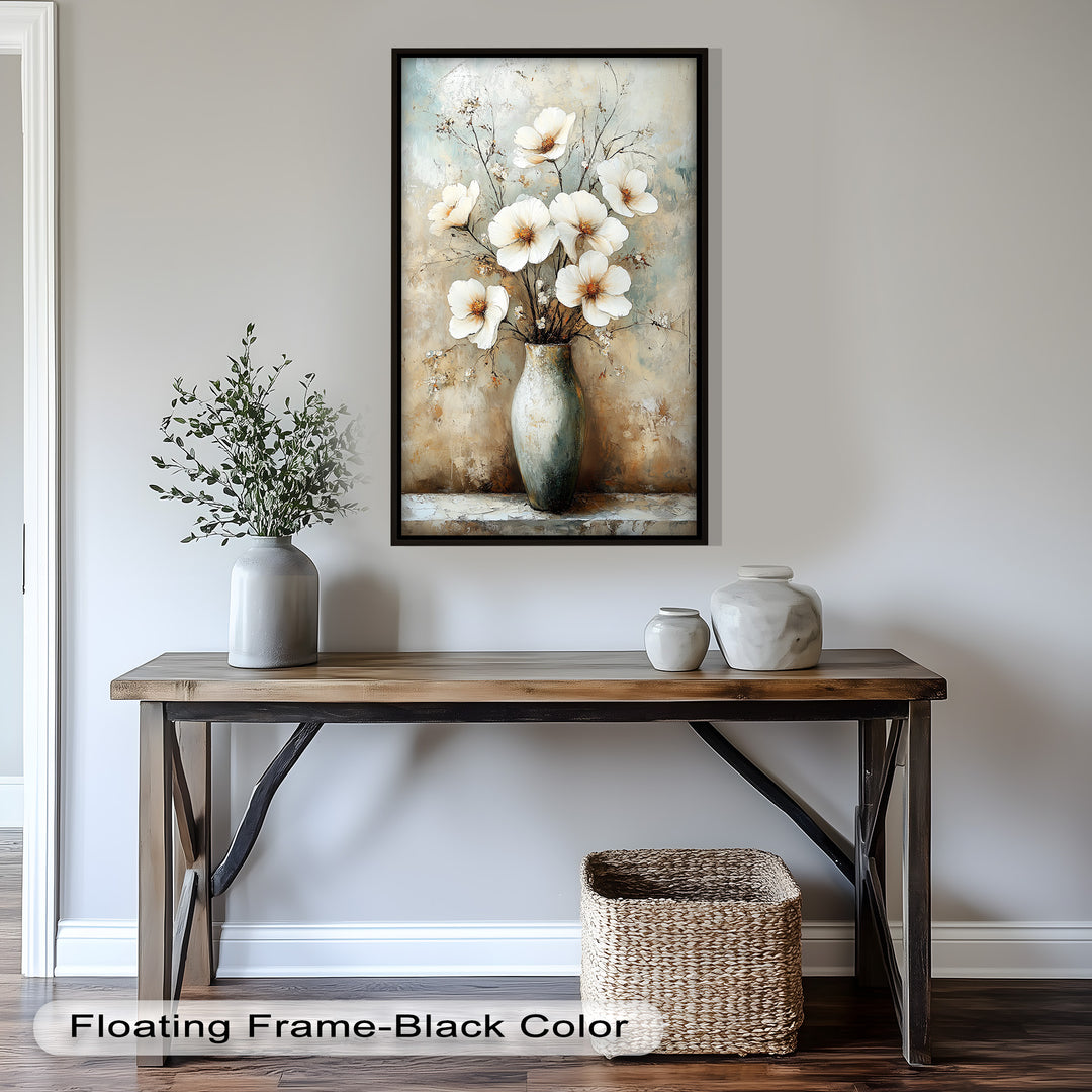 Elfenbeinfarbene Blütenblätter in antiker Vase – Elegantes Blumenölgemälde