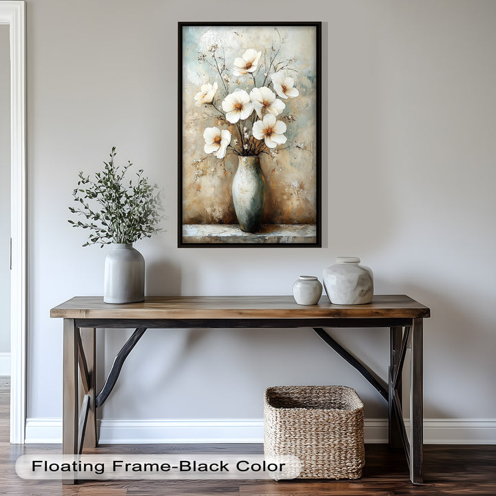 Elfenbeinfarbene Blütenblätter in antiker Vase – Elegantes Blumenölgemälde
