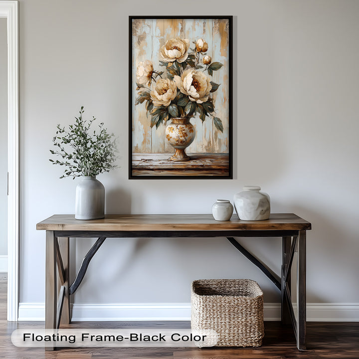Cremefarbene Pfingstrosen in verzierter Vase - Blumenölgemälde