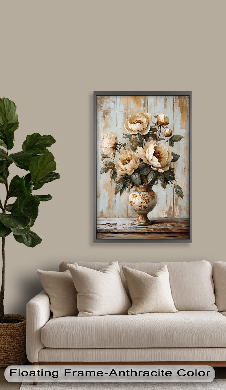 Cremefarbene Pfingstrosen in verzierter Vase - Blumenölgemälde