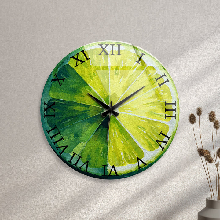 Limettenscheiben-Wanduhr aus Glas – Küchendekoration mit frischen Zitrusfrüchten