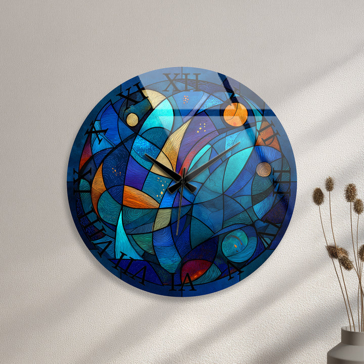 Blaue abstrakte Glas-Wanduhr – Dekor im Buntglas-Stil
