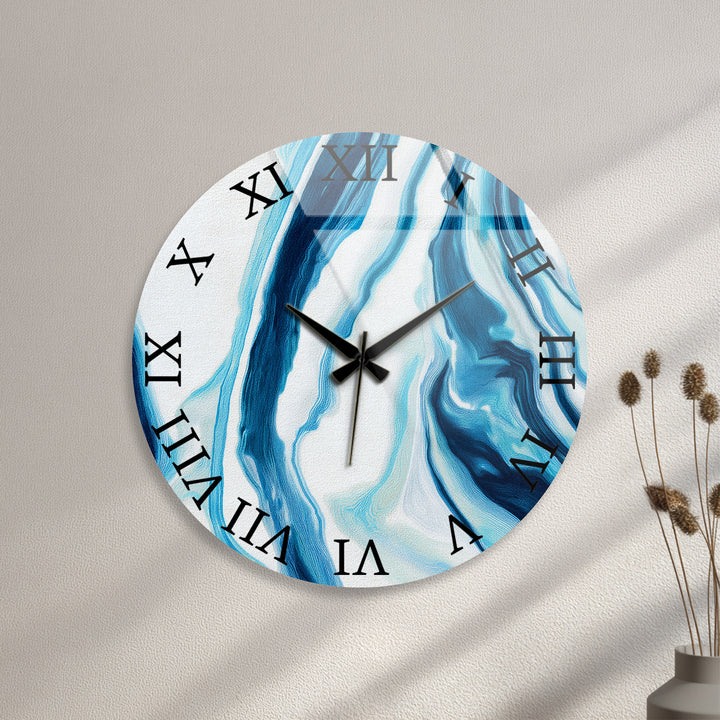 Blaue Marmorglas-Wanduhr – modernes blau-weißes Dekor