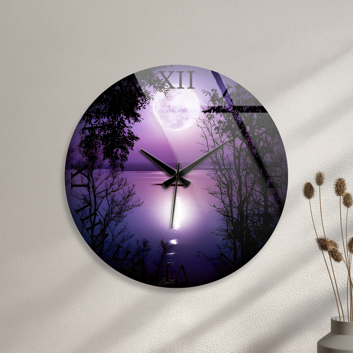 Lila Vollmond-Glas-Wanduhr – Mondschein-See-Dekor