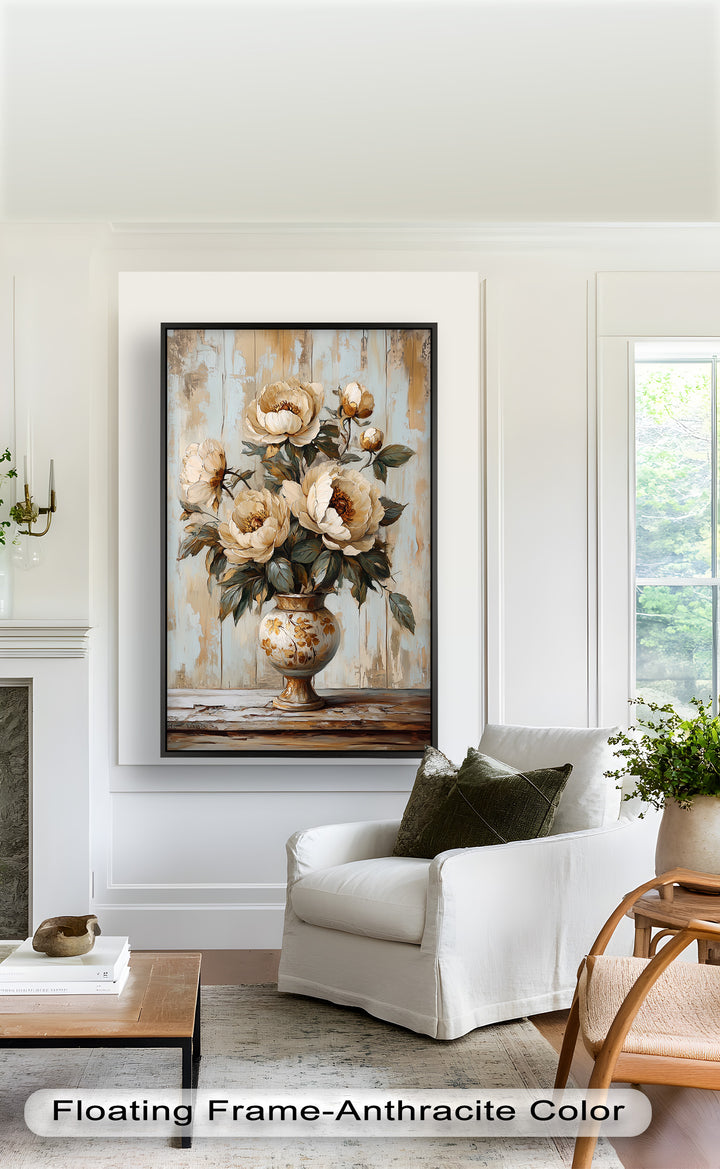 Cremefarbene Pfingstrosen in verzierter Vase - Blumenölgemälde