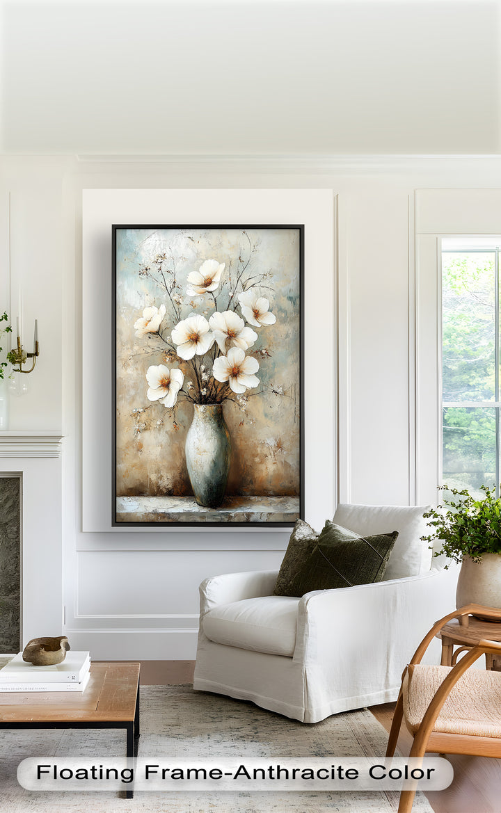Elfenbeinfarbene Blütenblätter in antiker Vase – Elegantes Blumenölgemälde