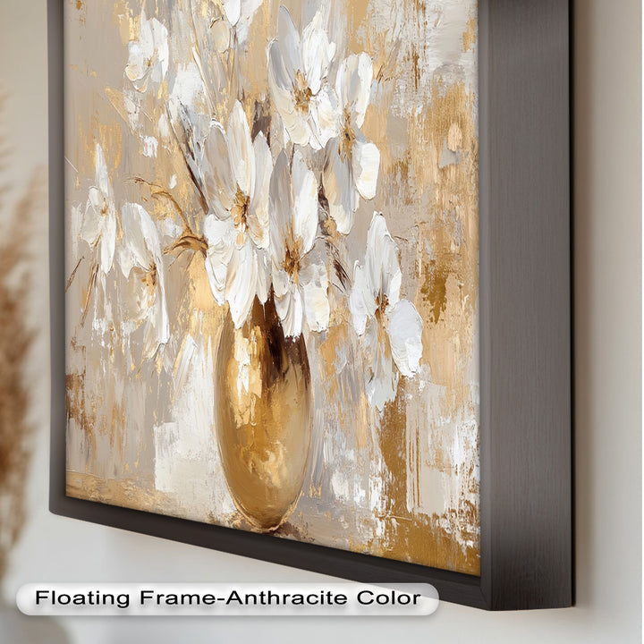 Goldene Vase mit weißen Blüten – Neutrales Blumenölgemälde