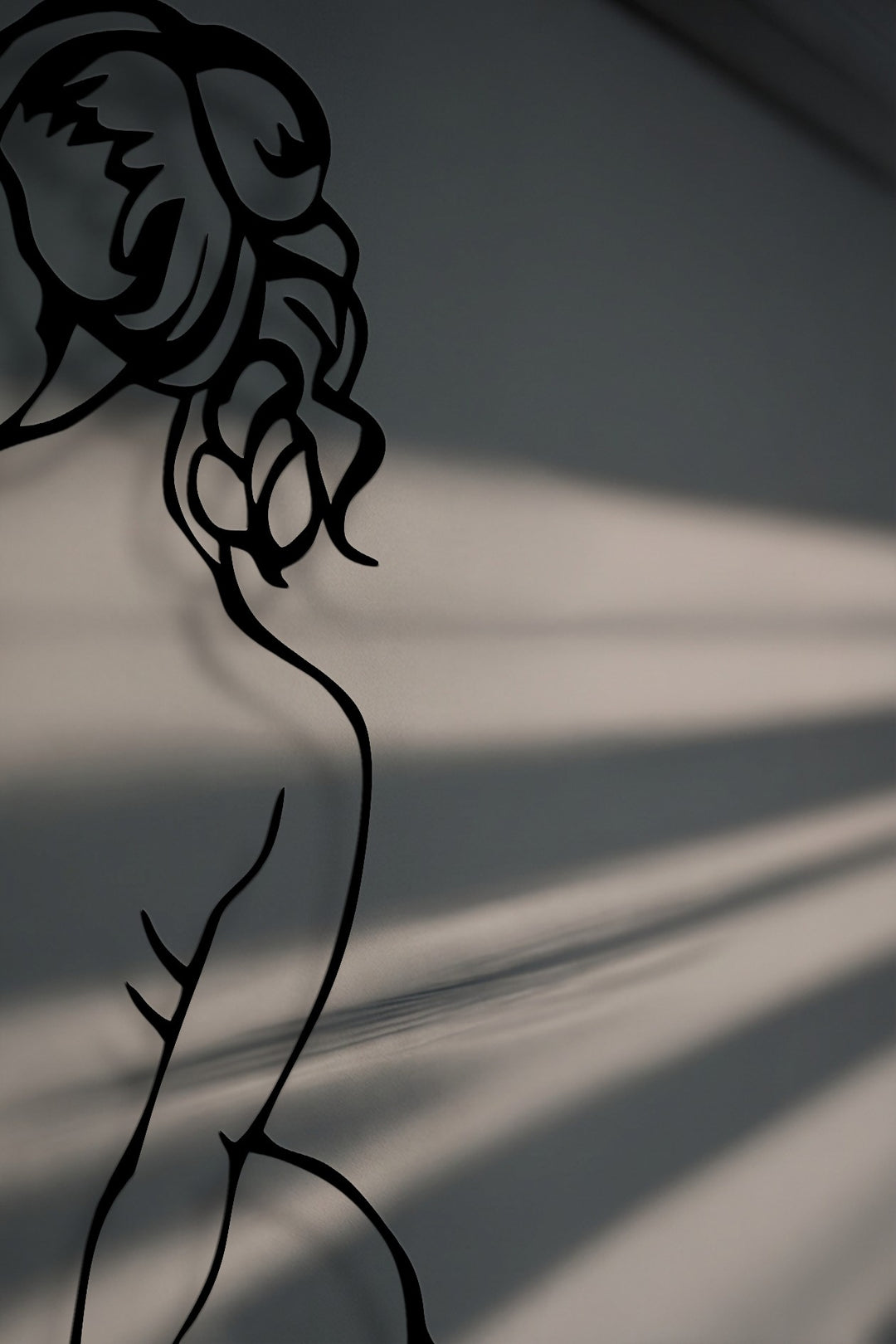 Silent Grace – Minimal Female Figure Metal Wall Art