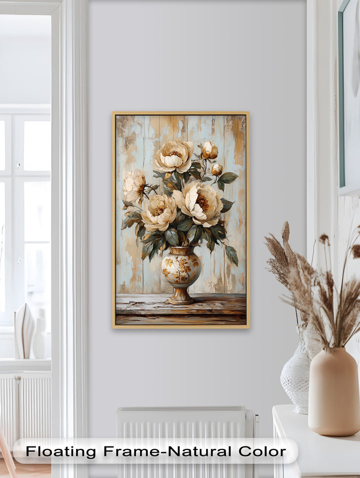 Cremefarbene Pfingstrosen in verzierter Vase - Blumenölgemälde