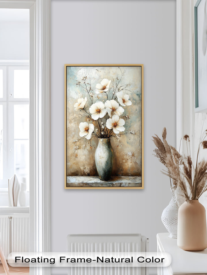 Elfenbeinfarbene Blütenblätter in antiker Vase – Elegantes Blumenölgemälde