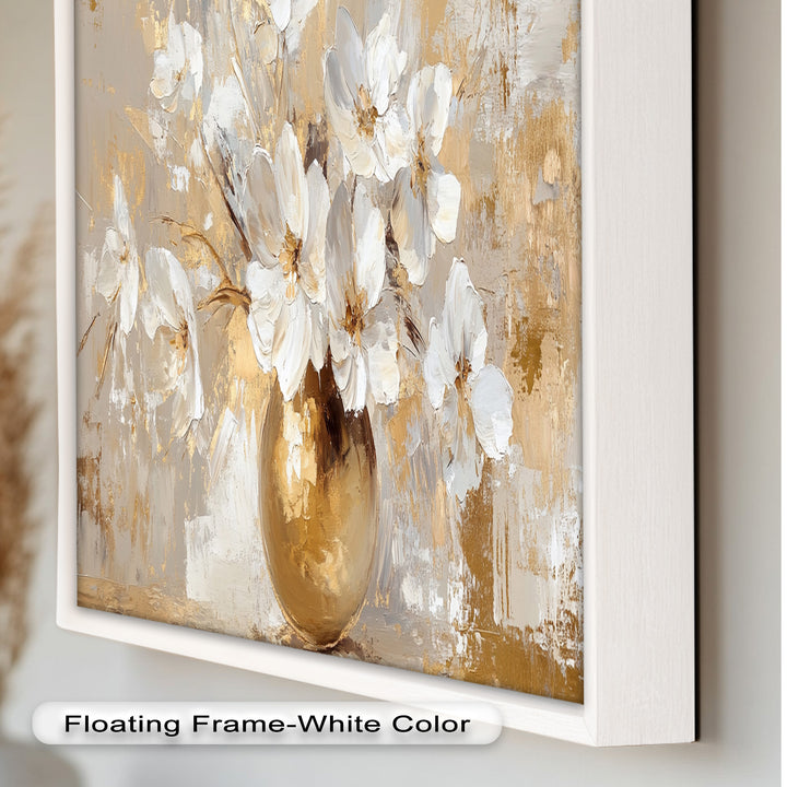 Goldene Vase mit weißen Blüten – Neutrales Blumenölgemälde