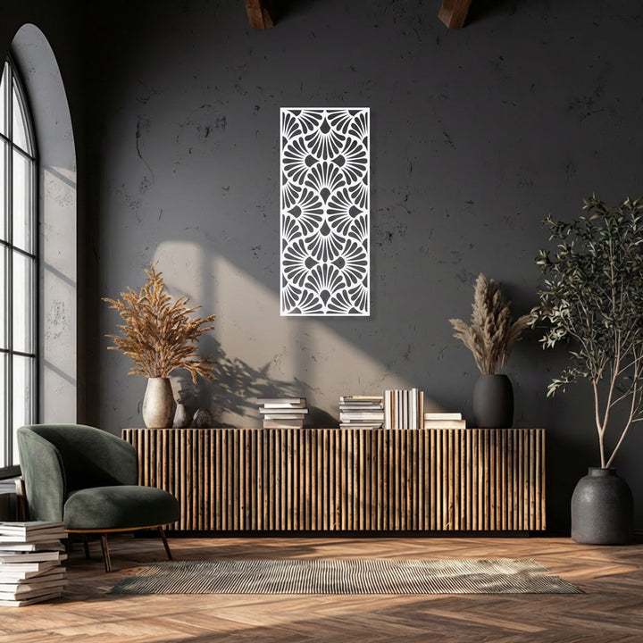 The organic forms of the elegant Art Deco fan pattern on this white metal decoration wall art create a sophisticated visual.