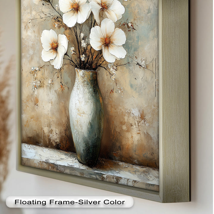 Elfenbeinfarbene Blütenblätter in antiker Vase – Elegantes Blumenölgemälde