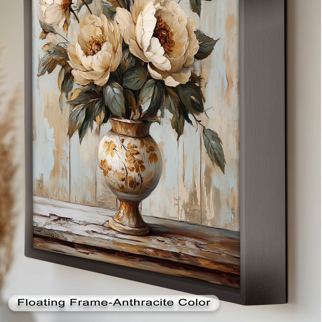 Cremefarbene Pfingstrosen in verzierter Vase - Blumenölgemälde