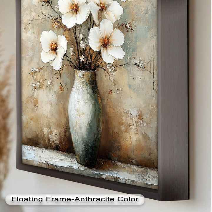 Elfenbeinfarbene Blütenblätter in antiker Vase – Elegantes Blumenölgemälde