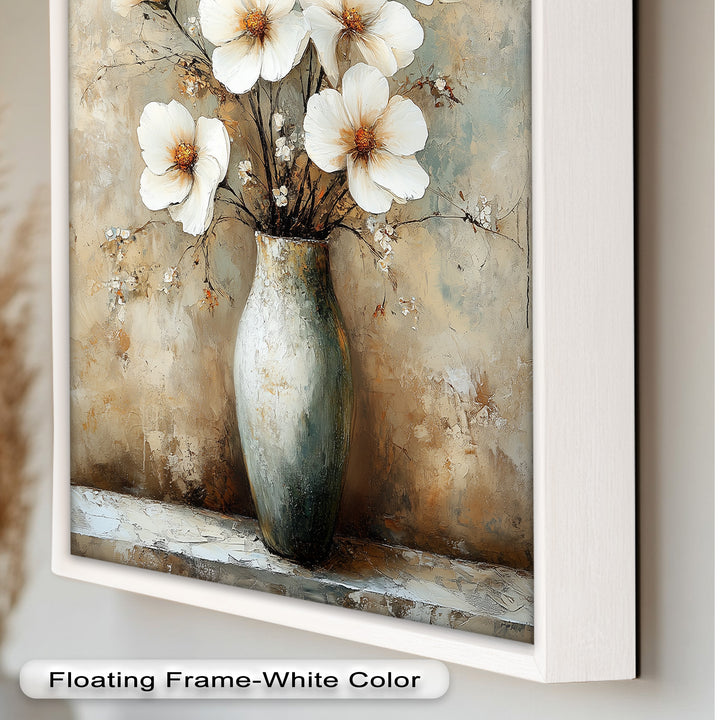 Elfenbeinfarbene Blütenblätter in antiker Vase – Elegantes Blumenölgemälde