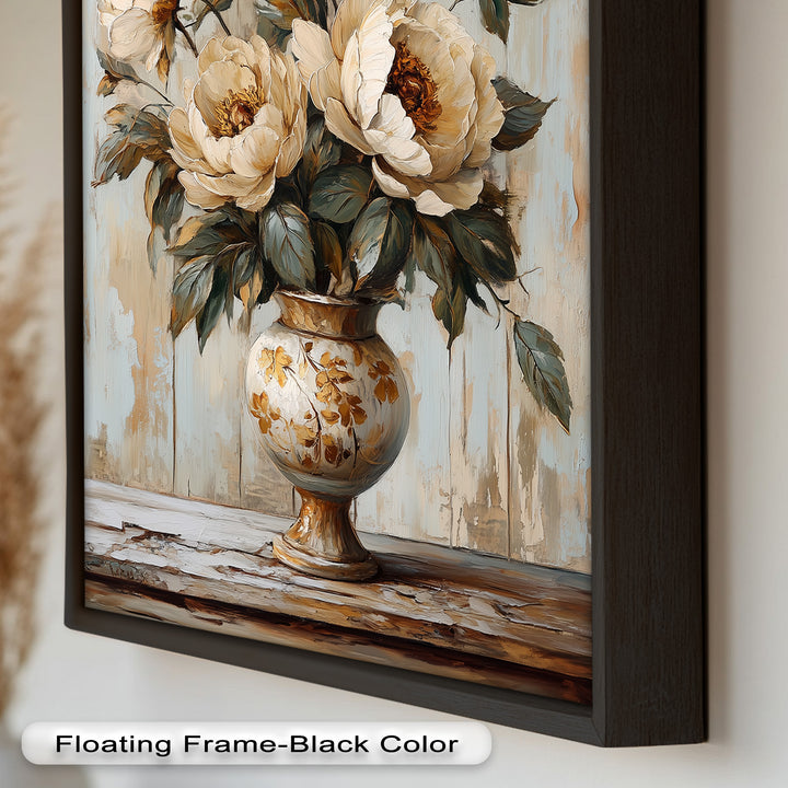 Cremefarbene Pfingstrosen in verzierter Vase - Blumenölgemälde
