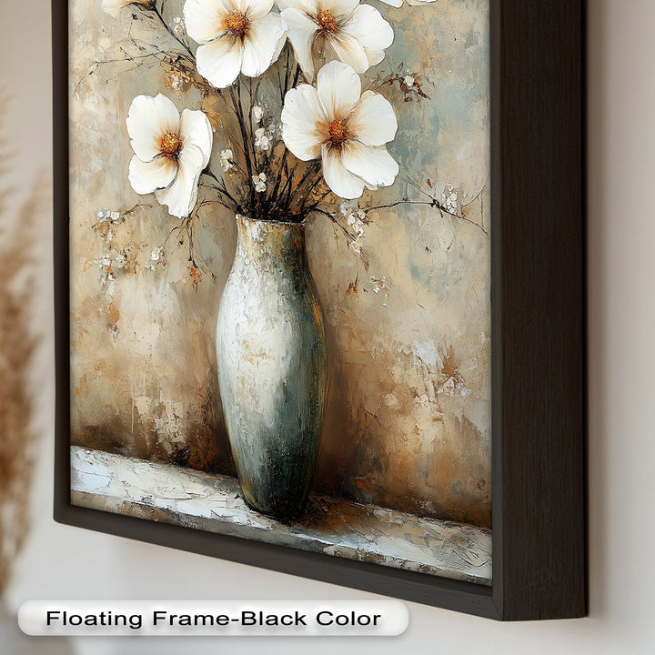 Elfenbeinfarbene Blütenblätter in antiker Vase – Elegantes Blumenölgemälde