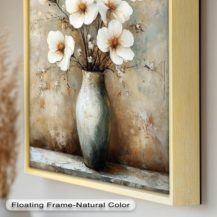 Elfenbeinfarbene Blütenblätter in antiker Vase – Elegantes Blumenölgemälde