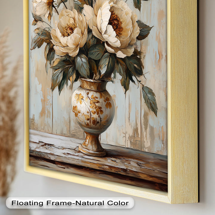 Cremefarbene Pfingstrosen in verzierter Vase - Blumenölgemälde